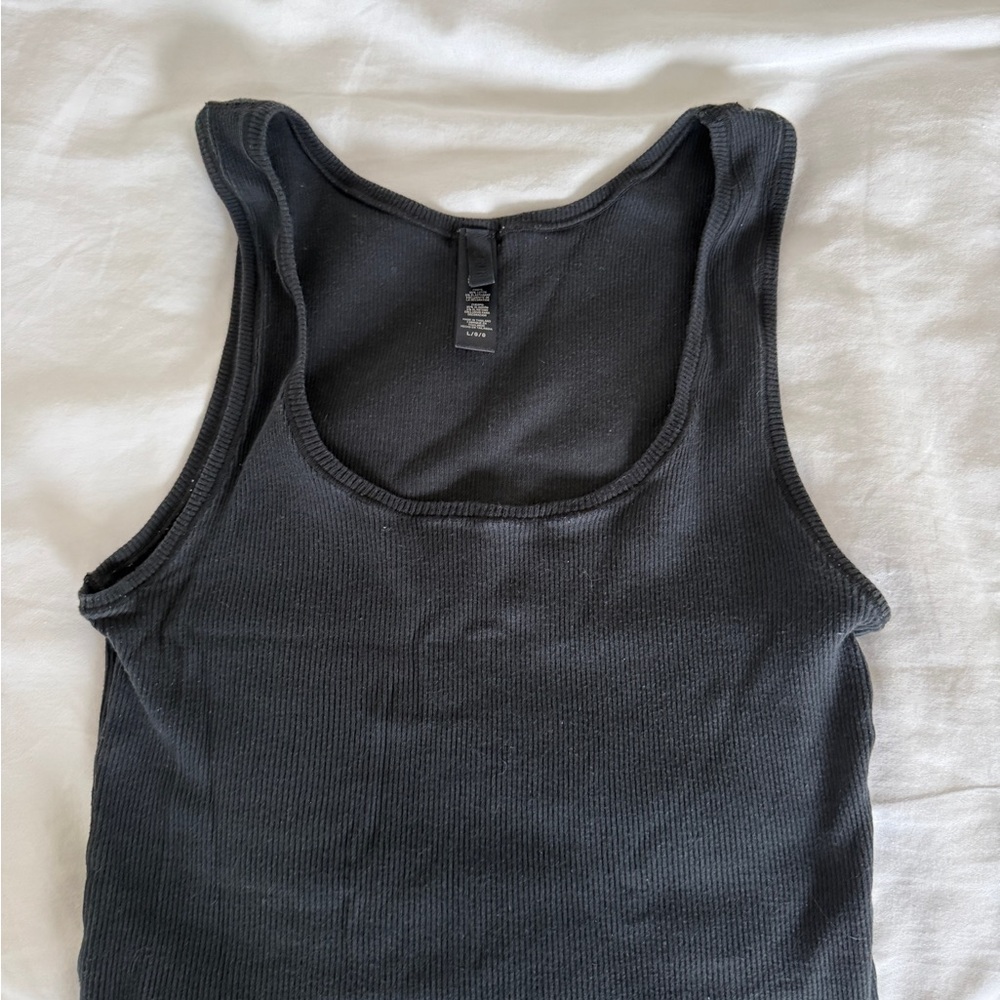 SKIMS Black Ribbed Tank Top - Picture 2 of 3